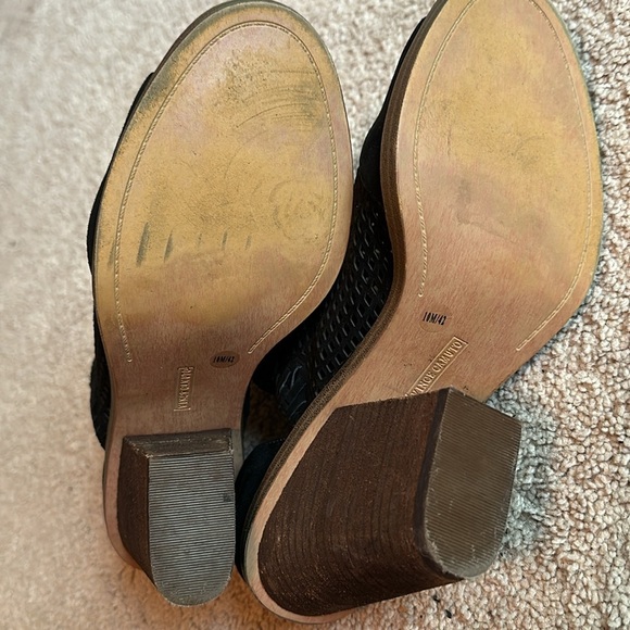 Vince Camuto chuck heel checkered peep toe velvet bootie- size 10 - Picture 6 of 7